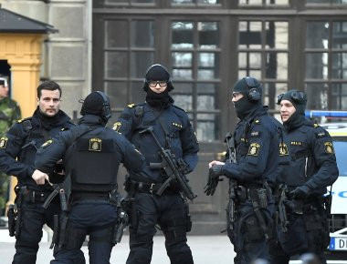 Στοκχόλμη: Άντρας επιτέθηκε με μαχαίρι και τραυμάτισε αστυνομικό- Η τρομοκρατία «στοιχειώνει» την Ευρώπη (φωτό)